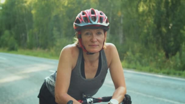 Retrato Triatleta Feminina Profissional Sportswear Capacete Com Bicicleta Lado Estrada — Vídeo de Stock