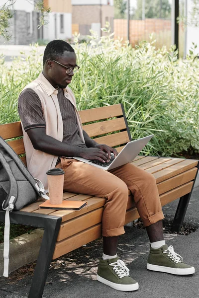 アフリカ系アメリカ人男性屋外で働く — ストック写真