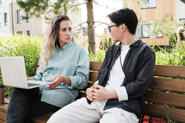 Mujeres jóvenes hablando al aire libre — Foto de Stock