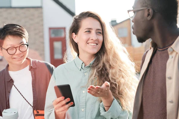 Multi-etnische vrienden bespreken iets — Stockfoto