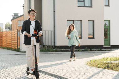 E-scooter süren kadın.