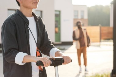 Scooter süren tanınmayan kadın.