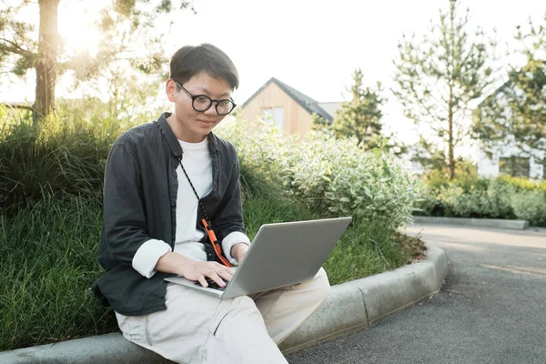 Modern asiatisk kvinna med bärbar dator — Stockfoto