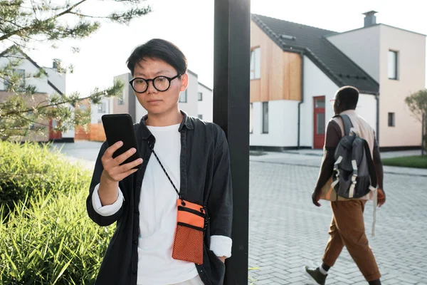 Mujer asiática con Smartphone al aire libre — Foto de Stock