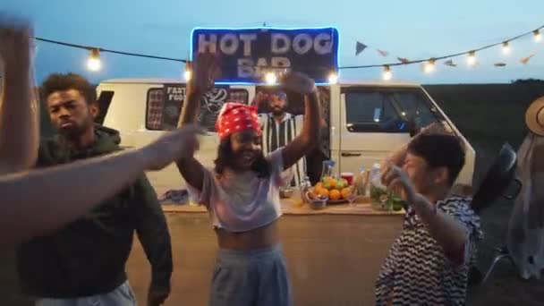 Společnost Mladých Multietnických Lidí Tančí Baví Venkovním Letním Festivalu Večerních — Stock video