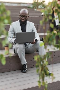 Dışarıda çalışan yakışıklı iş adamı.