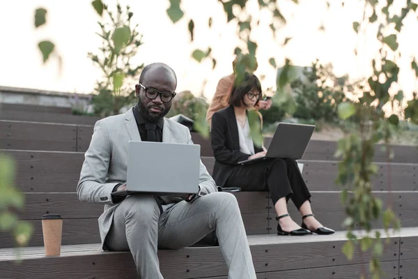 Les gens d'affaires utilisant des ordinateurs portables en plein air — Photo