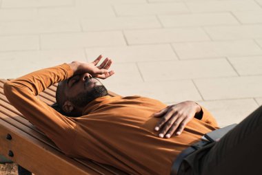 Yorgun Adam Dışarıda Dinleniyor