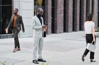 Sesli Mesajı Dinleyen Adam