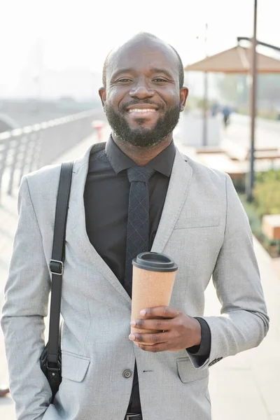 コーヒー カップを持つアフリカ系アメリカ人のビジネスマン — ストック写真