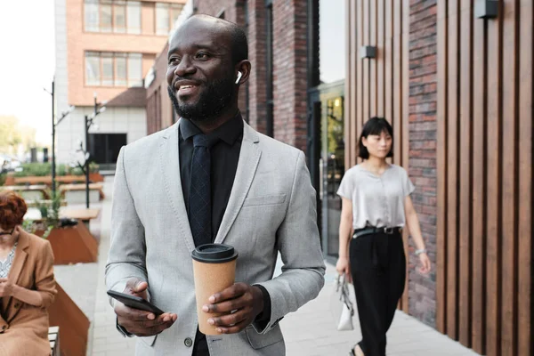 Homme noir profitant d'une pause café — Photo