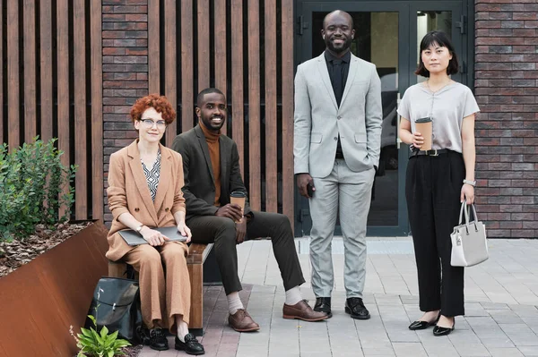 Equipo de negocios moderno al aire libre — Foto de Stock