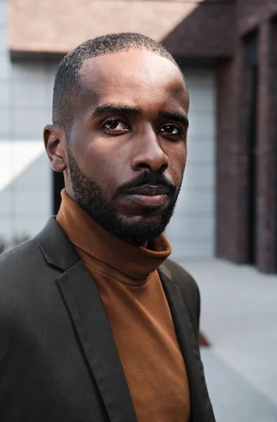 真剣な若い黒人男性の肖像画 — ストック写真