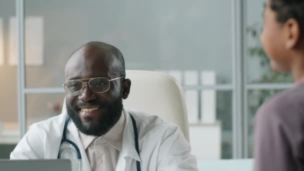 Pediatra Afro Americano Sorrindo Conversando Com Menino Sua Mãe Enquanto — Vídeo de Stock