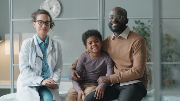 Retrato Bela Médica Pequeno Menino Afro Americano Seu Pai Sentados — Vídeo de Stock