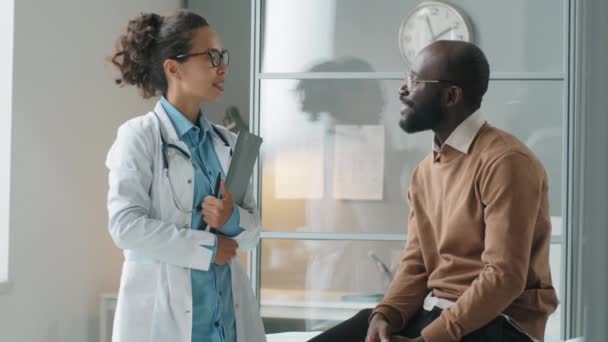 Retrato Mestiço Médico Feminino Homem Afro Americano Falando Posando Para — Vídeo de Stock