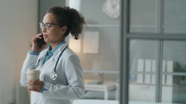 Karışık ırktan kadın doktorların kahve içip cep telefonuyla konuştuğu belden aşağı vuruşlar.