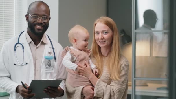 Waist Portrait Cheerful African American Pediatrician Beautiful Caucasian Woman Baby — Stock Video