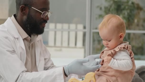 Pediatra Afroamericano Con Abrigo Guantes Estériles Que Dan Chequeo Bebé — Vídeo de stock