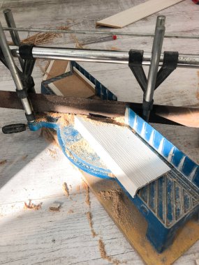 Güneş ışığıyla döşenmiş bir fayans.