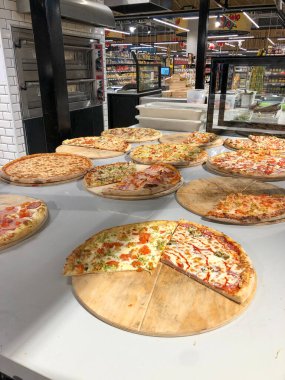 Kaliningrad, Rusya - 18.12. 2020 Markette bir masada bir sürü pizza