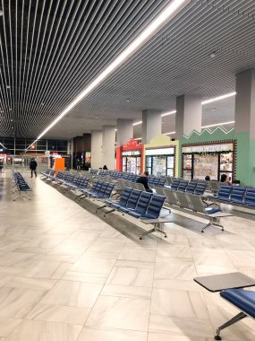 Kalininingrad, Rusya - 19 Ocak 2021 Kaliningrad uluslararası havaalanı Khrabrovo 'daki bekleme odasında İmparatoriçe Elizabeth Petrovna adına mavi koltuklar