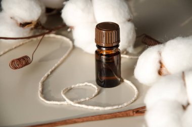 Bej arka planda çevre dostu biyokozmetik seti. Güzellik ürünleri - Kehribar cam damlatan şişeler ve pamuk yaprakları. Düz yatış, üst görünüm.