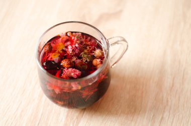 Sabahları masanın üstünde bir fincan amberçiçeği çayı içerim. Fotoğrafçılığı kapat