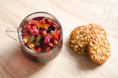 Sabahları bir bardak ev yapımı bisküvi ve bir fincan çay.