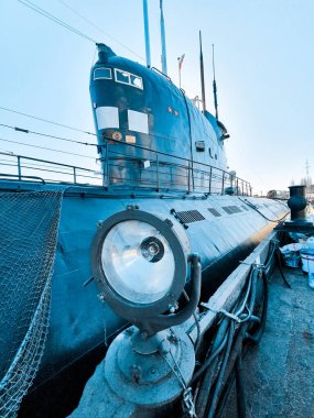 Kaliningrad, Rusya - 25 Temmuz 2019 vurulan Sovyet denizaltısı Pregolya Nehri seti üzerindeki Dünya Okyanusu Müzesi 'ndeki serginin bir parçası.