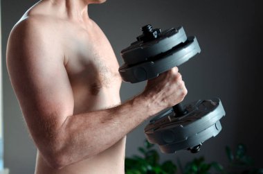 Spor salonunda halterle kas karışımı bir ırk antrenmanı.