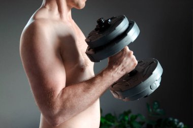 Spor salonunda halterle kas karışımı bir ırk antrenmanı.