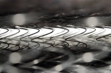 Metalik bir yatak yayının yakından çekimi..