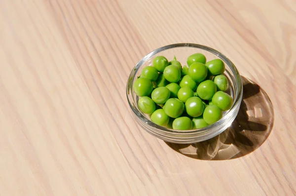 Groene erwt in glazen schaal van bovenaanzicht op rustieke houten achtergrond met kopieerruimte — Stockfoto