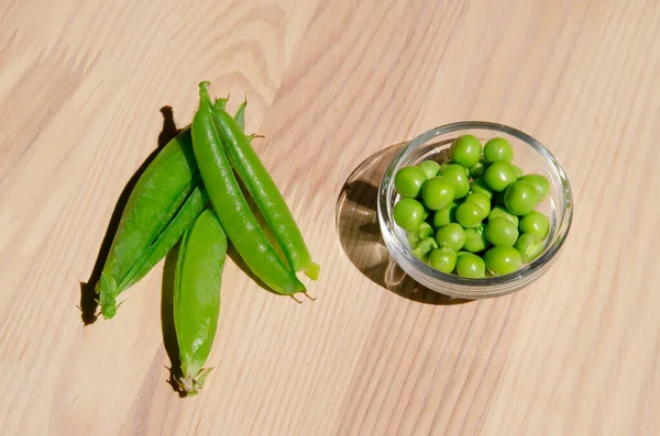 Grüne Erbse in Glasschale von oben auf rustikalem Holzhintergrund mit Kopierraum — Stockfoto