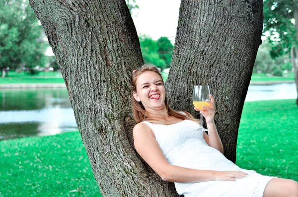 Shot Chica Joven Con Lazo Pelo Vestido Blanco Zapatillas Deporte — Foto de Stock