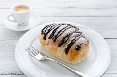 Kruvasan ve espresso kahve