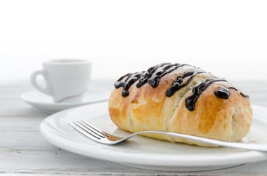 Kruvasan ve espresso kahve