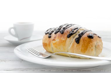 Kruvasan ve espresso kahve