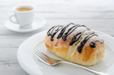 Kruvasan ve espresso kahve