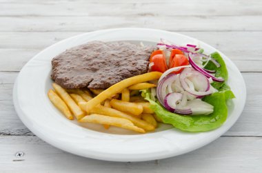Kızarmış ve beyaz tabakta Burger