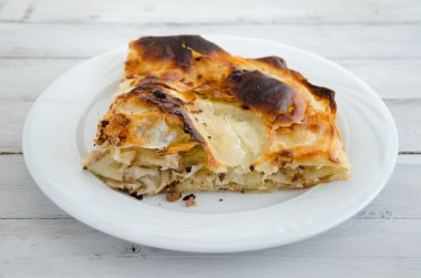 Burek beyaz plaka üzerinde