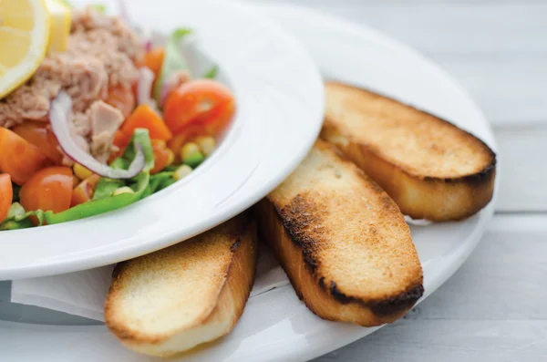 Salada de atum fresco com pão torrado — Fotografia de Stock