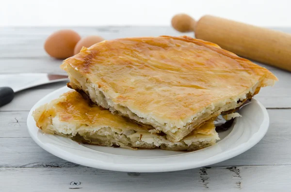 Burek, ein traditionelles Gericht aus dem Balkan, burek - Kuchen — Stockfoto