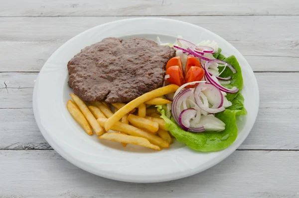 Hambúrguer frito e servido em prato branco — Fotografia de Stock