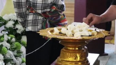 Tayland 'da yakılmadan önce törenlere çiçek koyan insanlar..