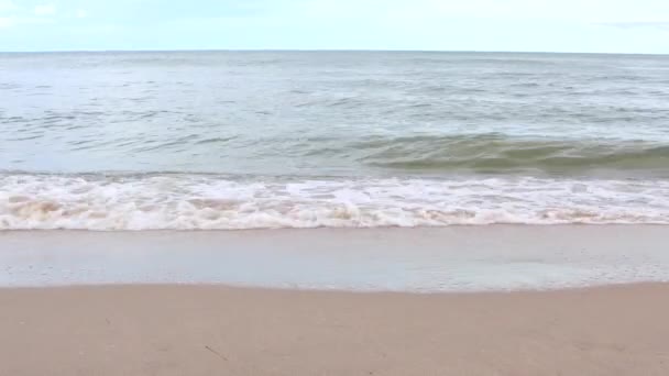 昼間はビーチで波が吹く風 空の砂浜に打ち寄せる波 — ストック動画