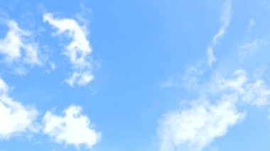 Bulutların hareket ettiği güzel mavi gökyüzü yukarı doğru kıvrılıyor. Görüntüler zaman aşımına uğrar.