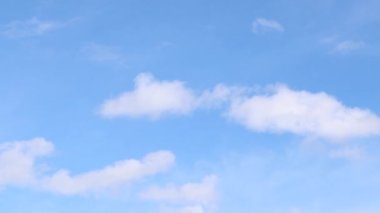 Bulutların hareket ettiği güzel mavi gökyüzü yukarı doğru kıvrılıyor. Görüntüler zaman aşımına uğrar.