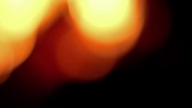 Siyah arka planda alevler var. Soyut ateş dokusu. Gerçekçi alevler hareket çerçevesini yakar. Tasarım için ateş dokusu.